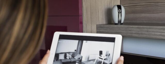 Hemlarm med kamera och iPad
